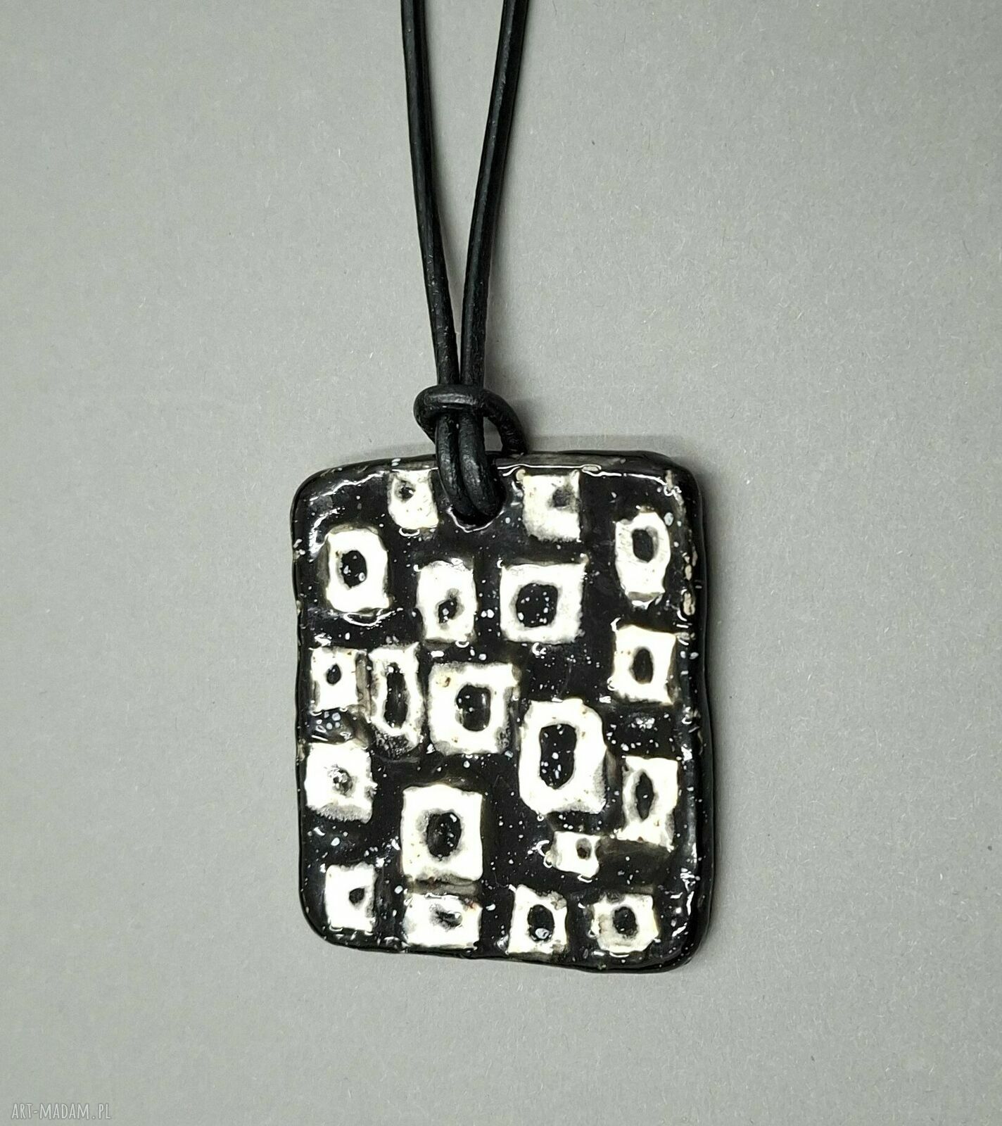 Wisior Czerń i Biel - ceramiczna biżuteria handmade z geometrycznym wzorem
