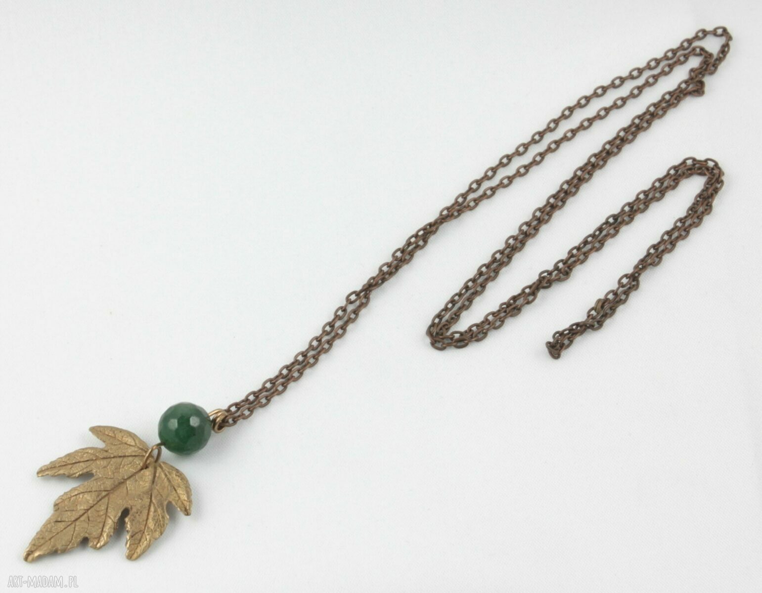 Wisior liść klonu z brązu i zielonym jadeitem - handmade na antyalergicznym łańcuszku