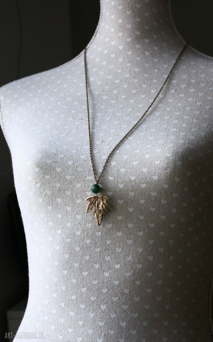 Wisior liść klonu z brązu i zielonym jadeitem - handmade na antyalergicznym łańcuszku