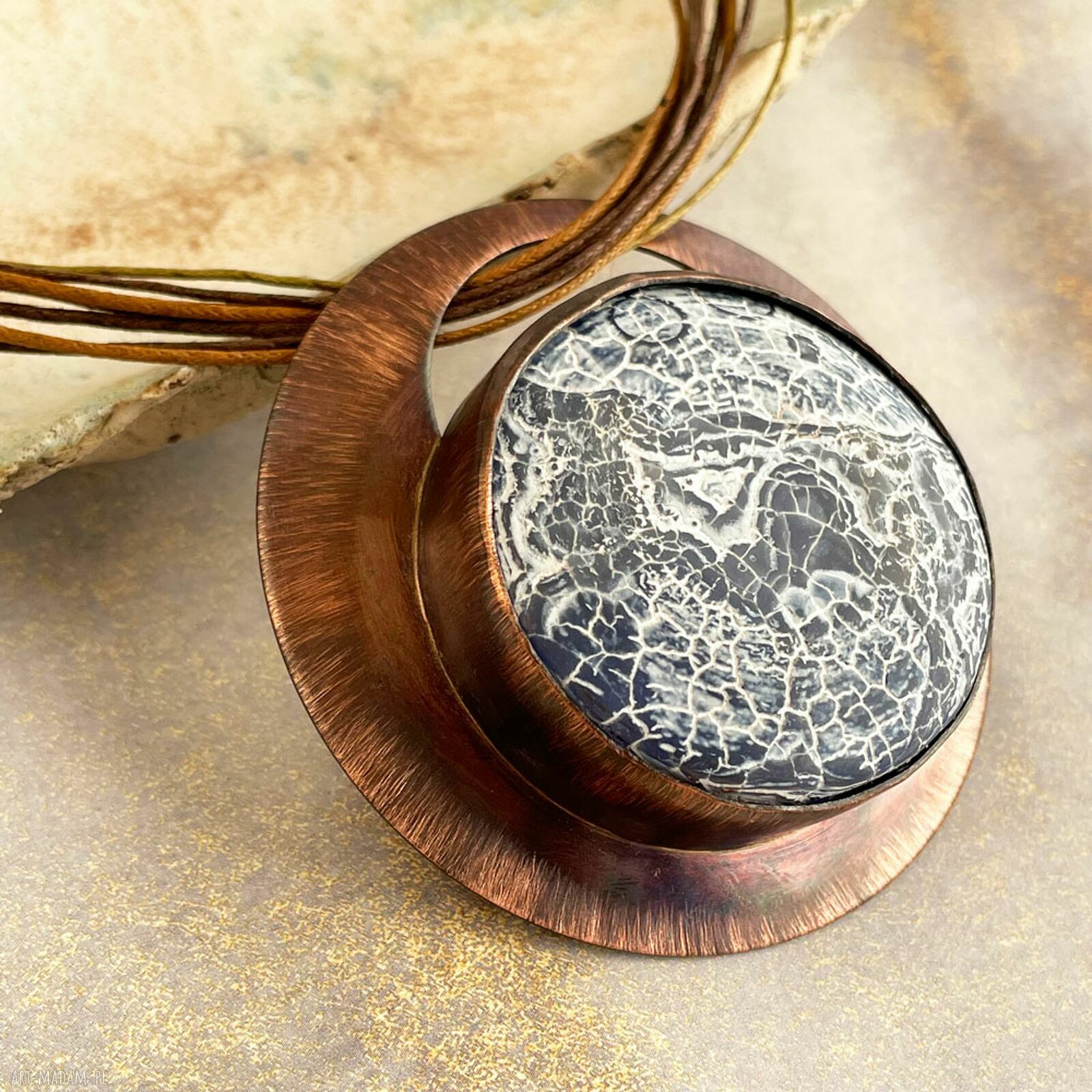 Miedziany wisior z trawionym agatem - wyjątkowa biżuteria handmade
