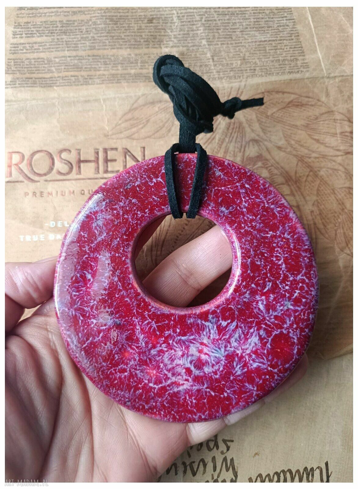 Ceramiczny wisior rubinowe koło na rzemieniu