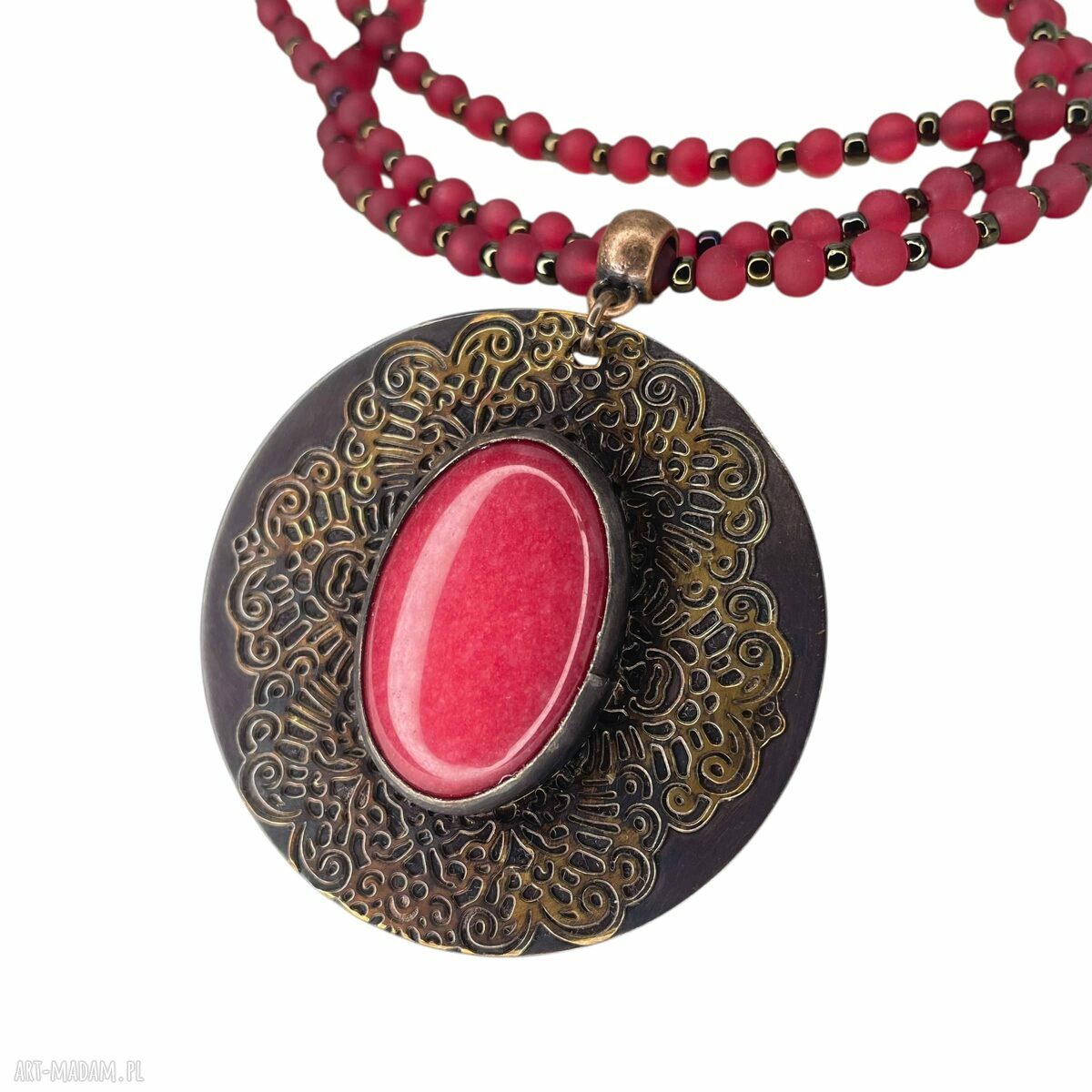 Wisior z czerwonym jadeitem i koronkowym ornamentem