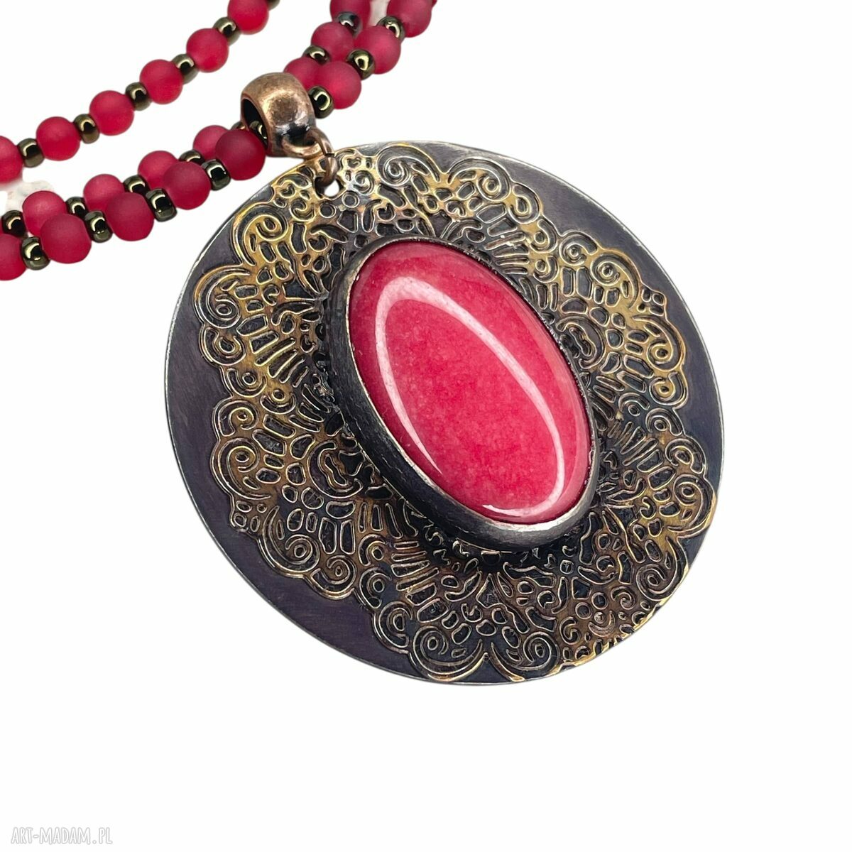 Wisior z czerwonym jadeitem i koronkowym ornamentem