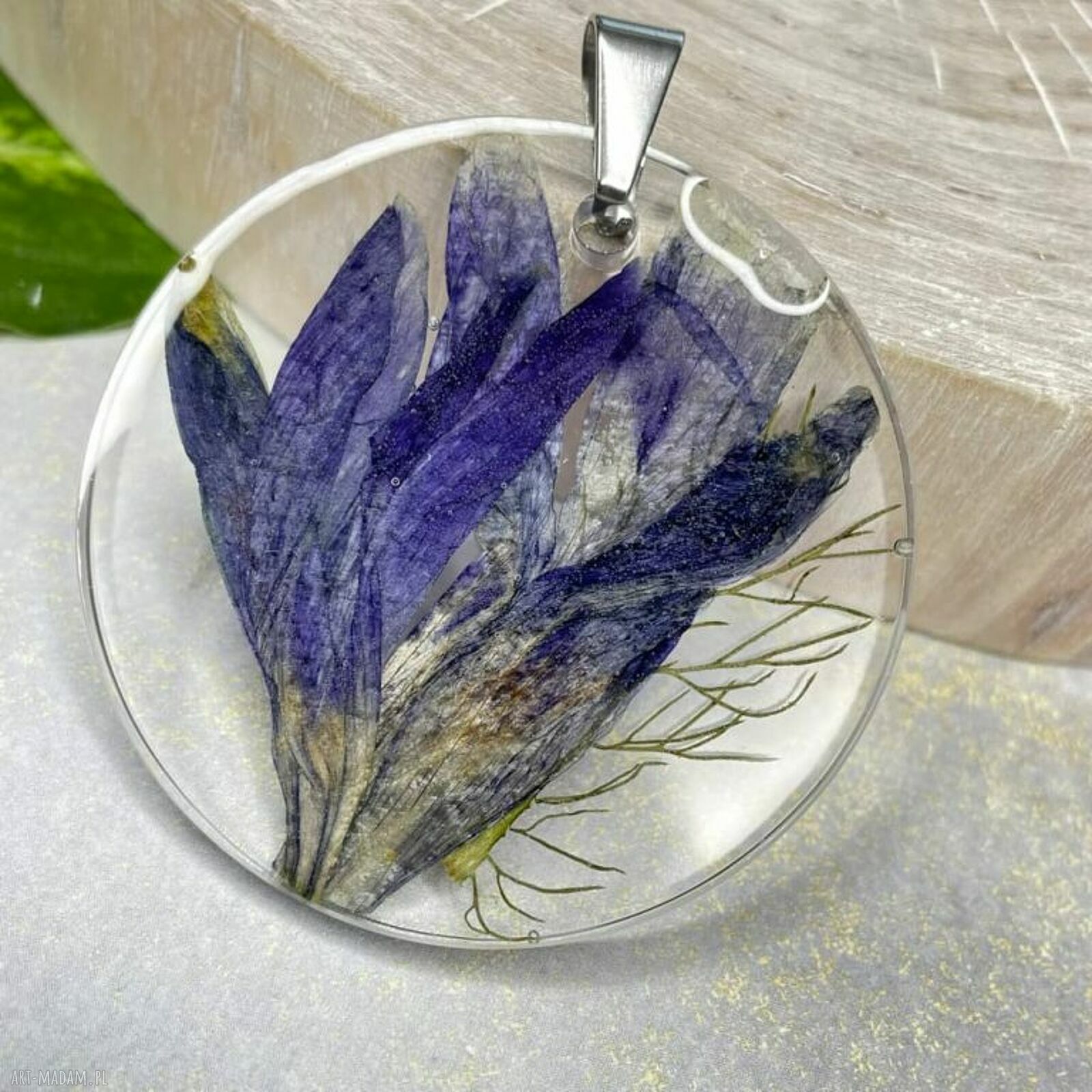 Wisior z irysem w żywicy - okrągły wisiorek z Herbarium Jewelry