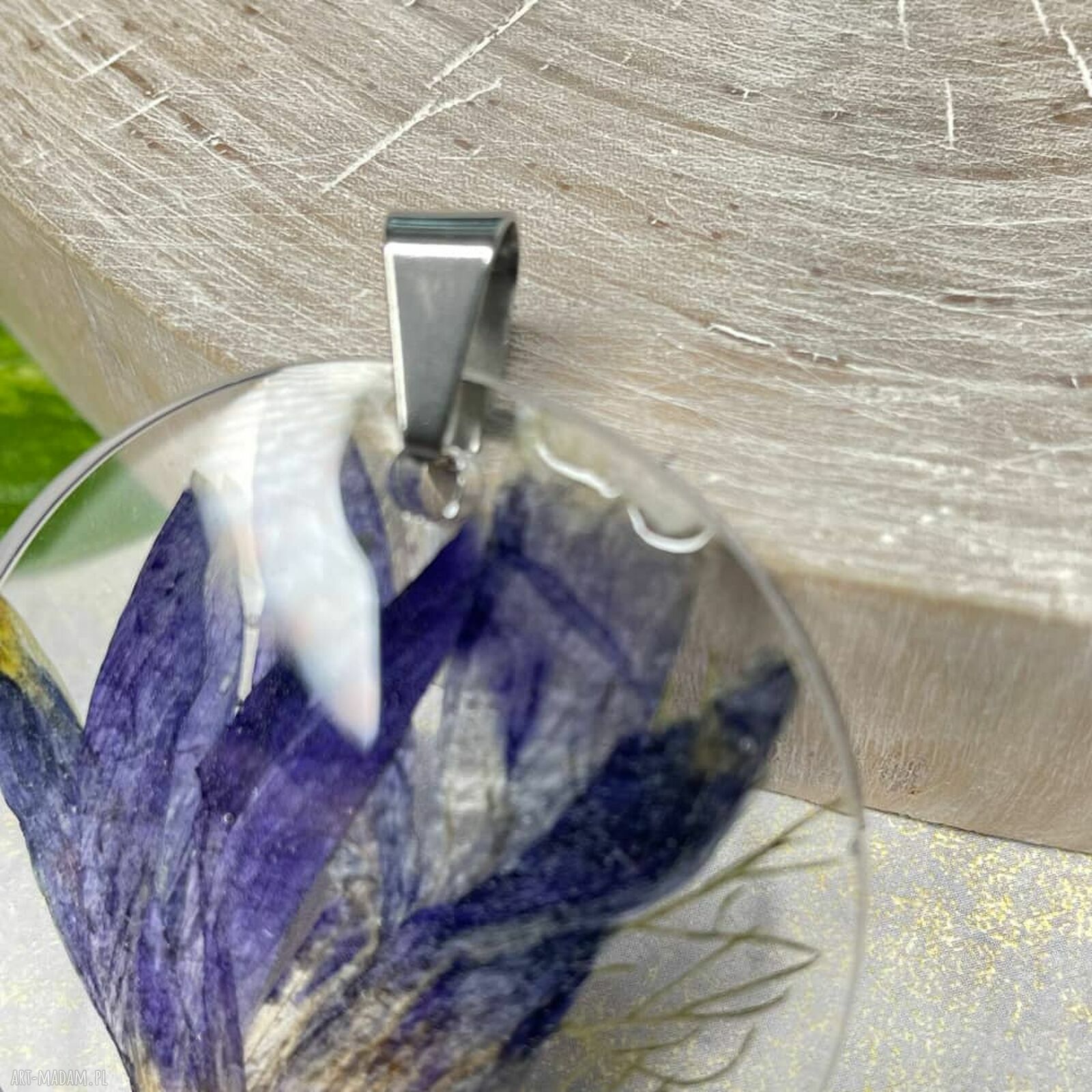 Wisior z irysem w żywicy - okrągły wisiorek z Herbarium Jewelry
