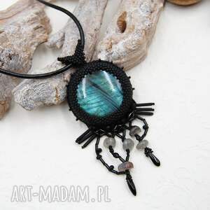 wisior z labradorytem haftowany styl gotycki