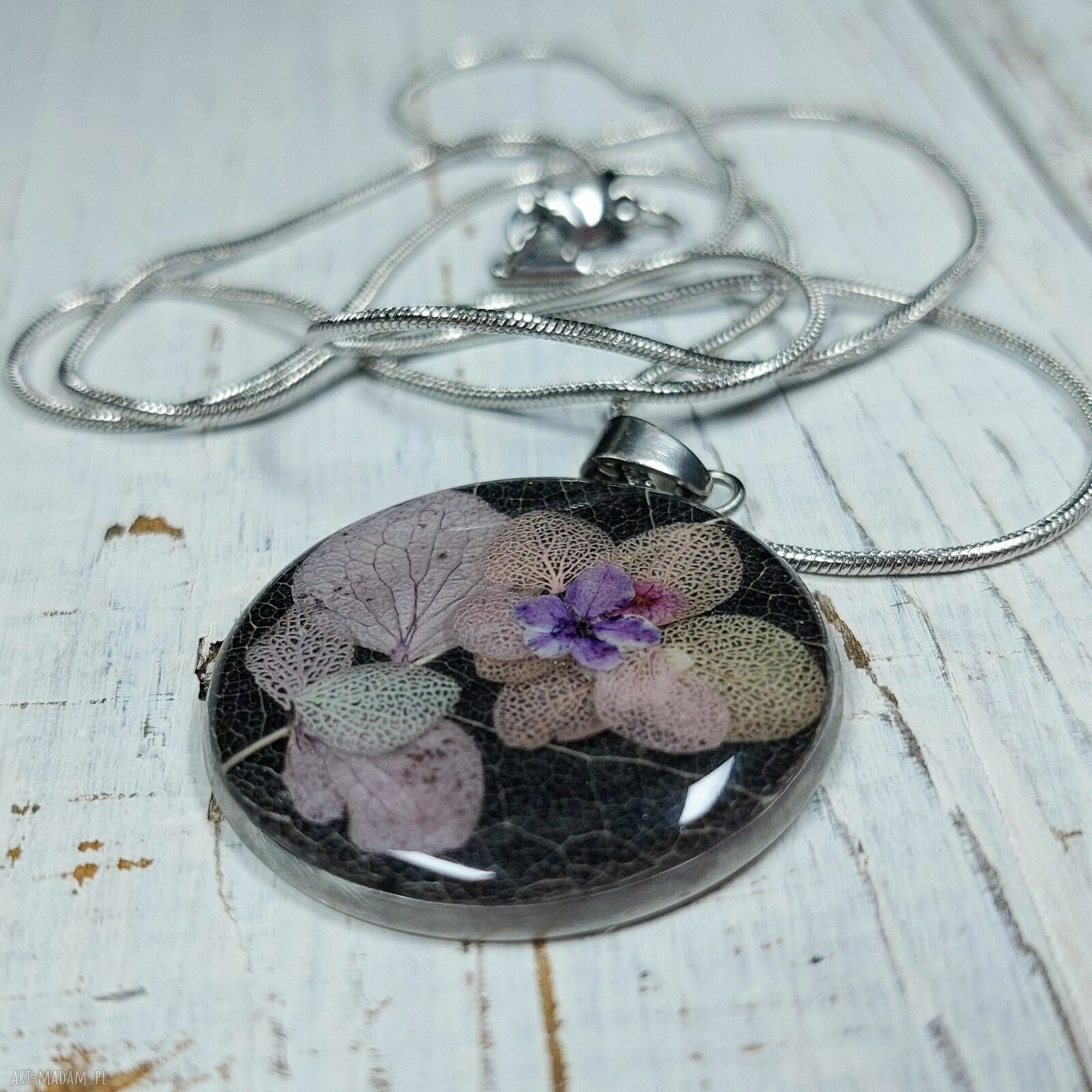 Wisior z żywicy z łańcuszkiem - „Kwiaty Niespodzianka”