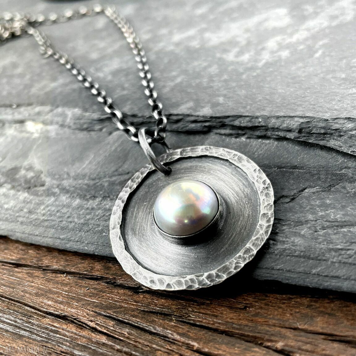 Wisior ze srebrną perłą "fancy" z różowym overtonem - srebro 925, okrągła zawieszka Shambala