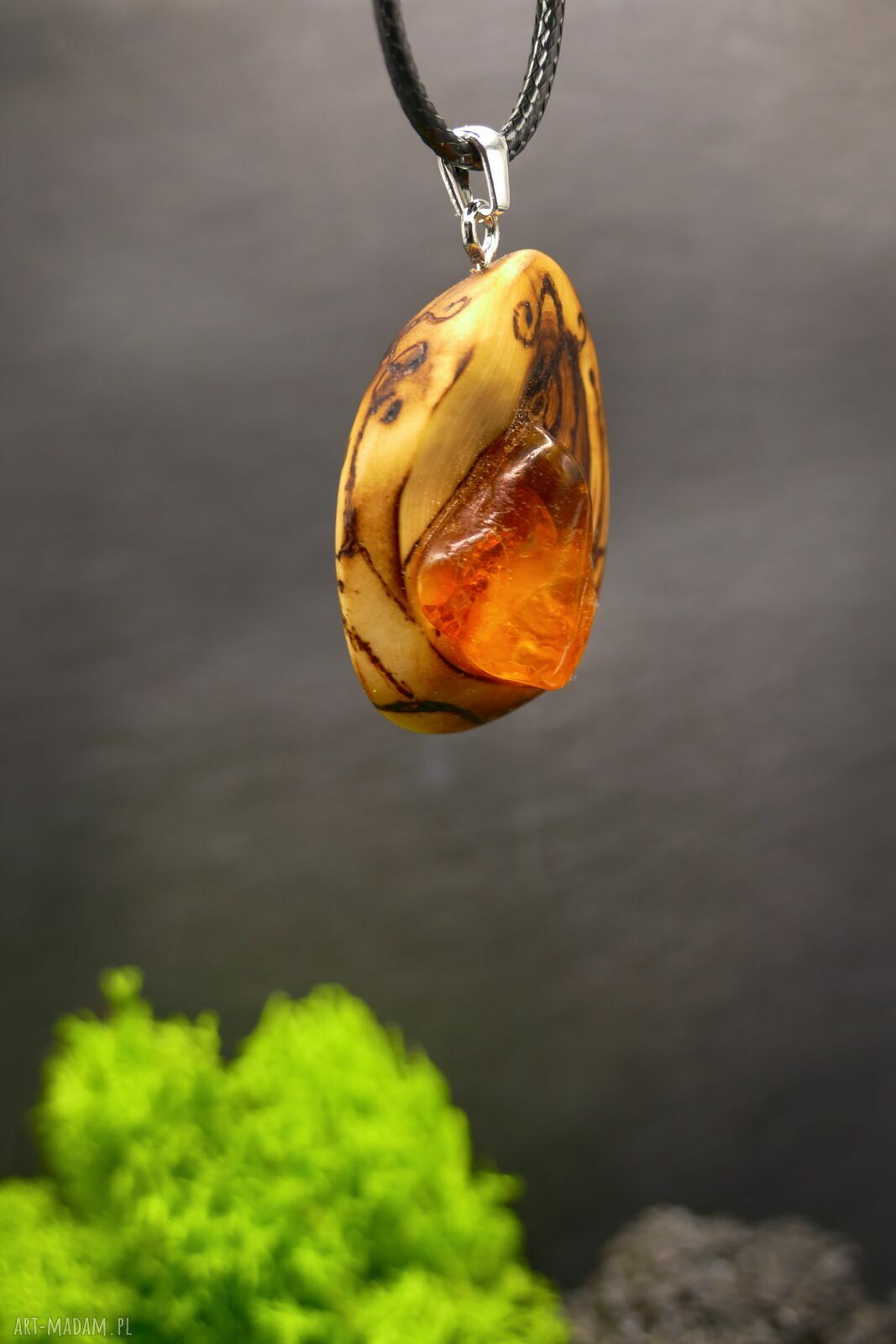 Wisiorek Amber z pirografią - prezent, który zostaje w pamięci