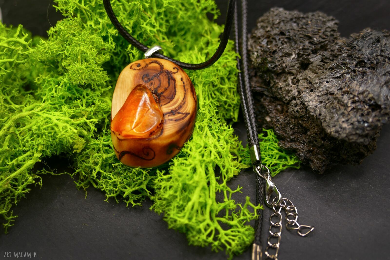 Wisiorek Amber z pirografią - prezent, który zostaje w pamięci