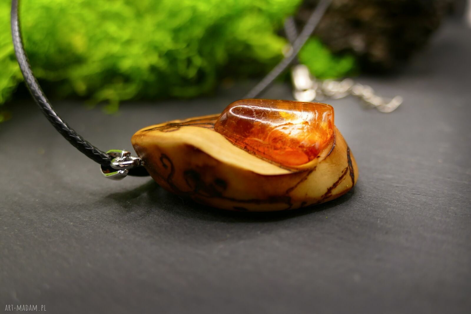 Wisiorek Amber z pirografią - prezent, który zostaje w pamięci