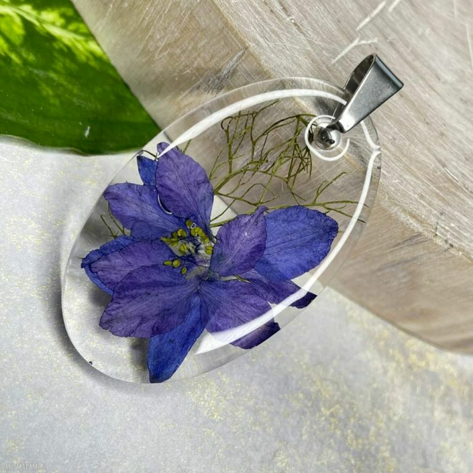 Wisiorek boho z suszonymi kwiatami w żywicy z1755