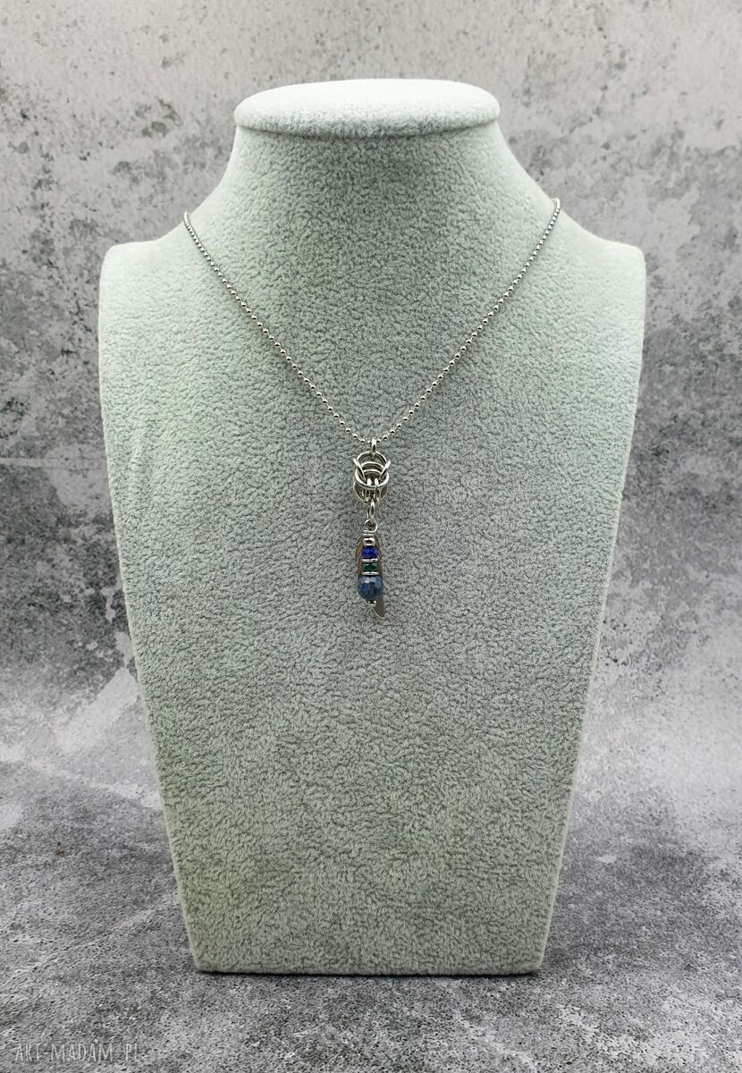 Wisiorek chainmaille z sodalitem, jadeitem i lapis lazuli
