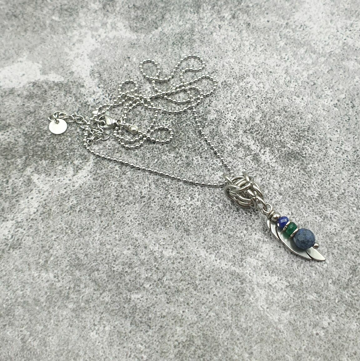 Wisiorek chainmaille z sodalitem, jadeitem i lapis lazuli
