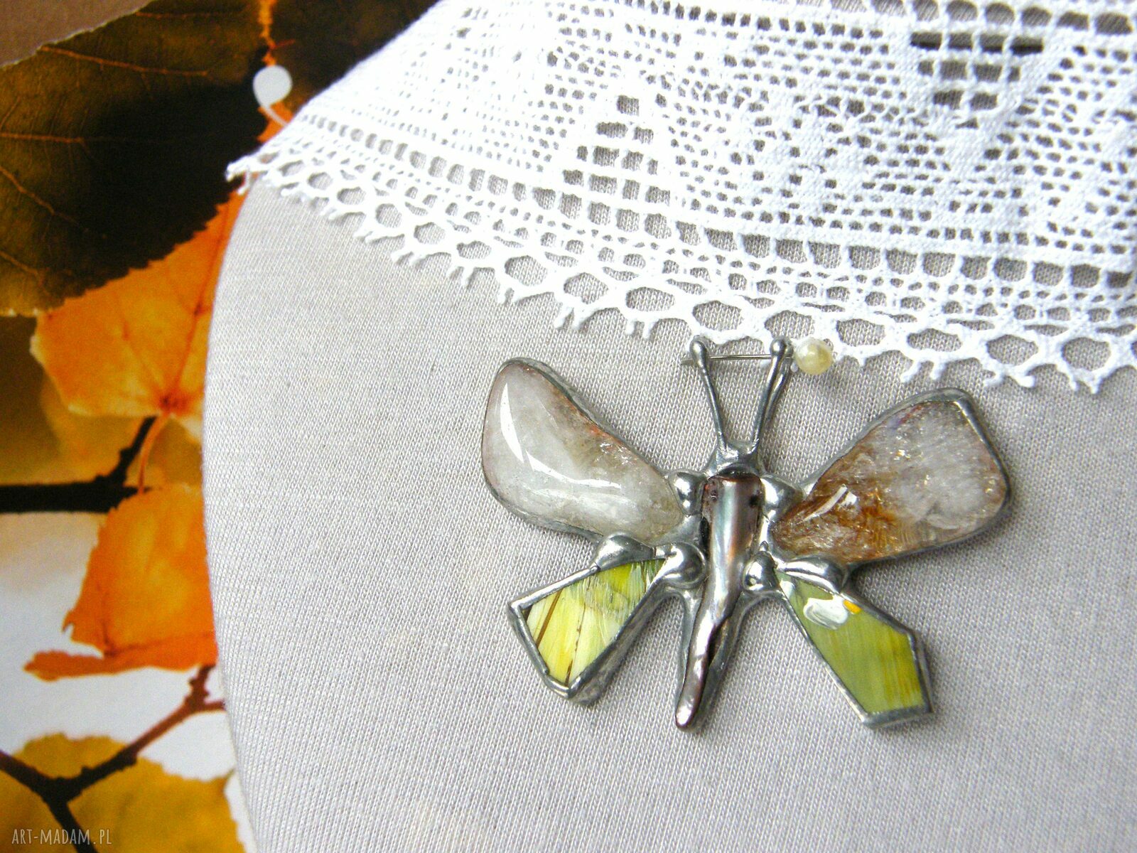 Wisiorek: cytrynowy motyl malowany