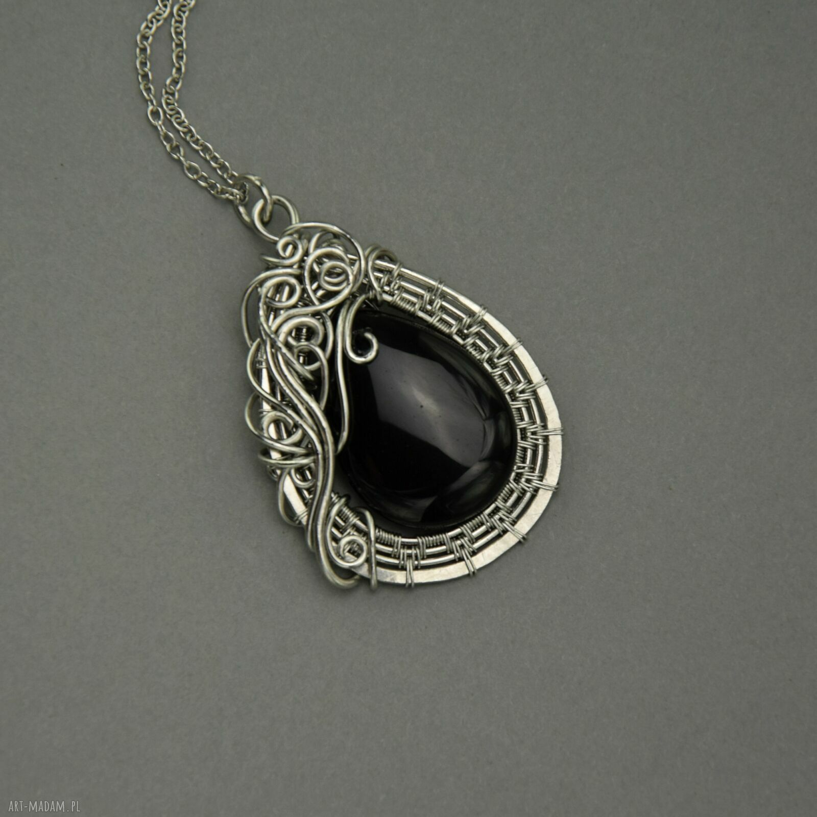 Wisiorek czarny onyks - wire wrapping ze stali chirurgicznej unikat