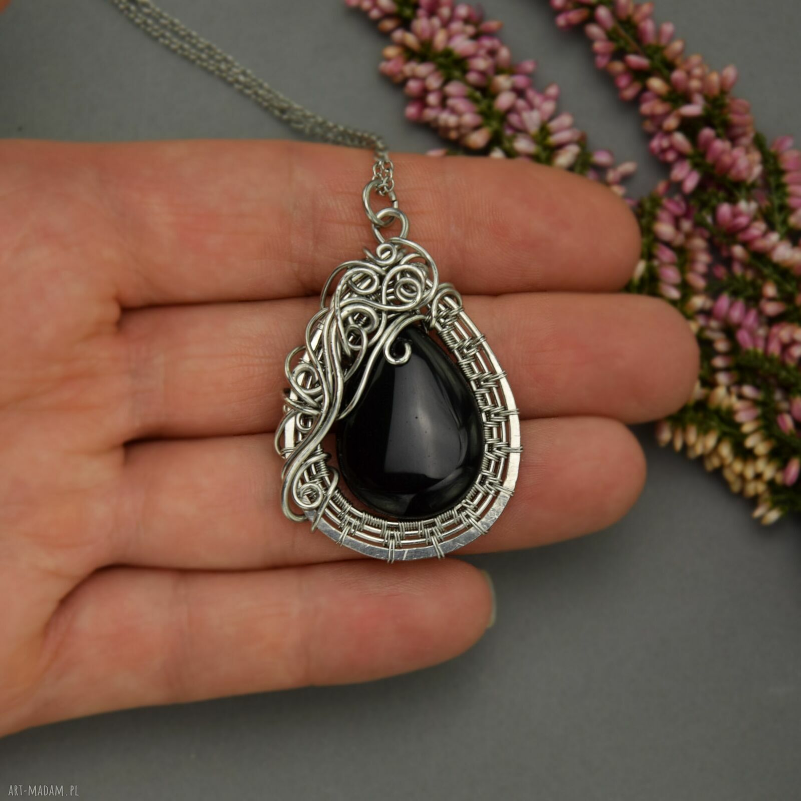 Wisiorek czarny onyks - wire wrapping ze stali chirurgicznej (unikat)
