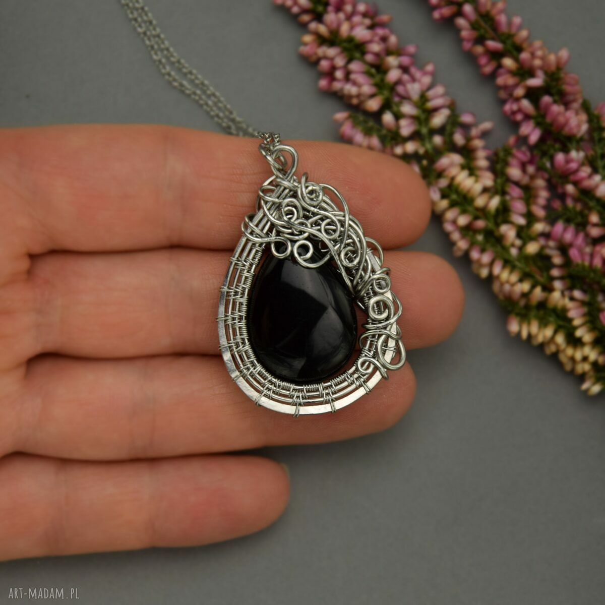 Wisiorek czarny onyks - wire wrapping ze stali chirurgicznej (unikat)