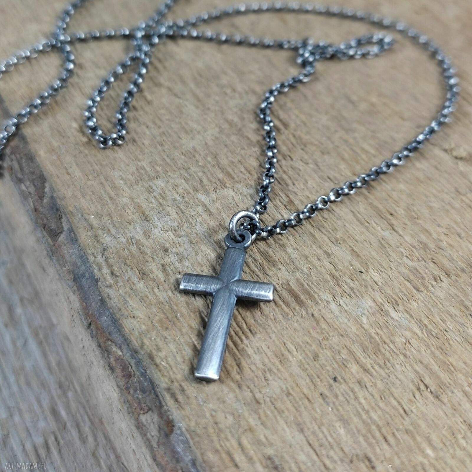Delikatny krzyżyk - naszyjnik z oksydowanego srebra 925
