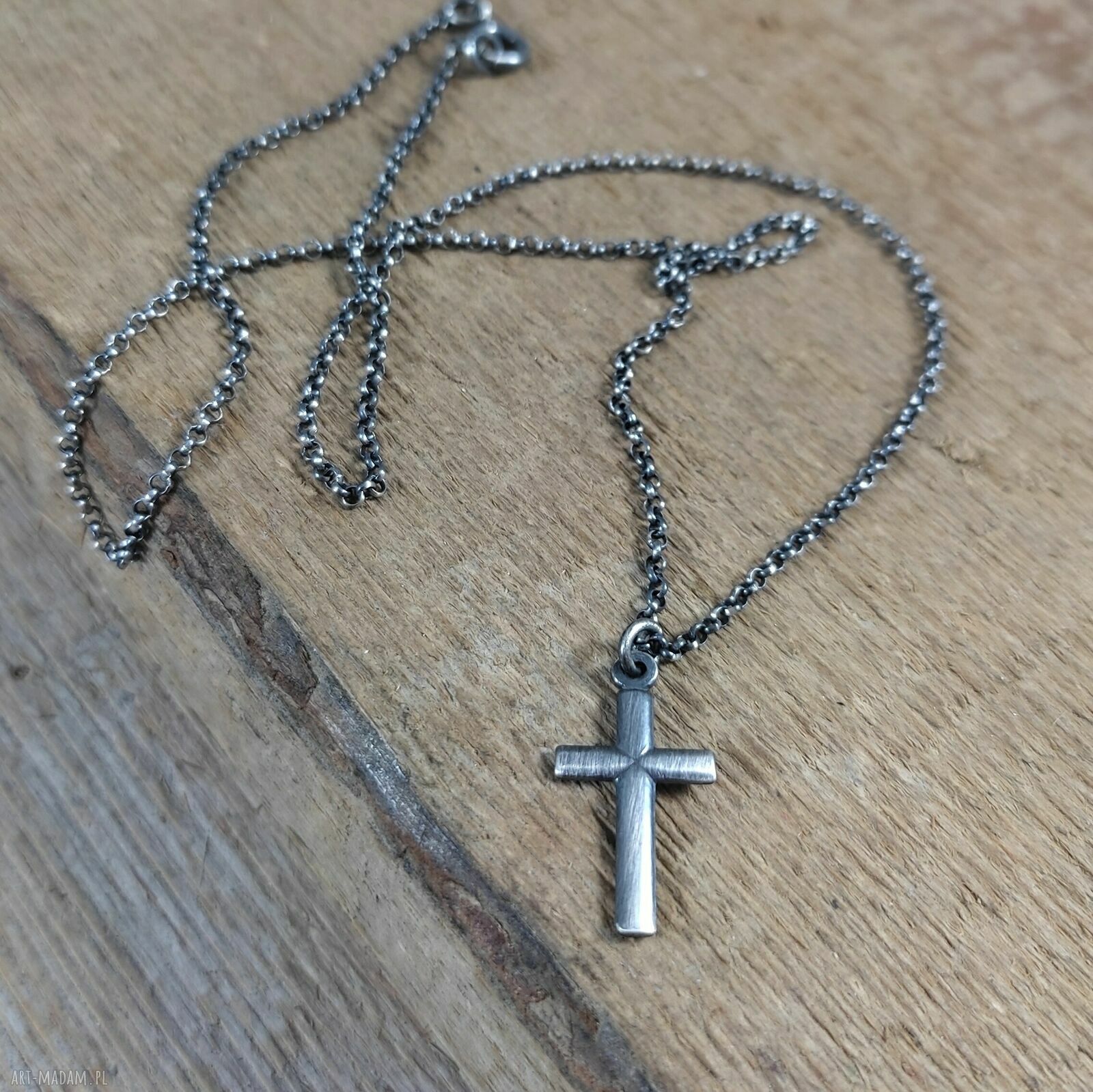 Delikatny krzyżyk - naszyjnik z oksydowanego srebra 925