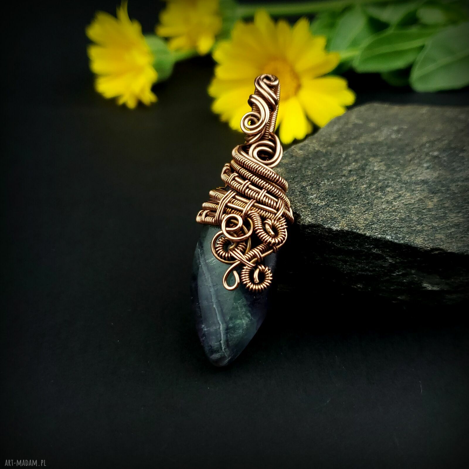 Fluorytowy wisiorek wire wrapping w miedzianej oprawie