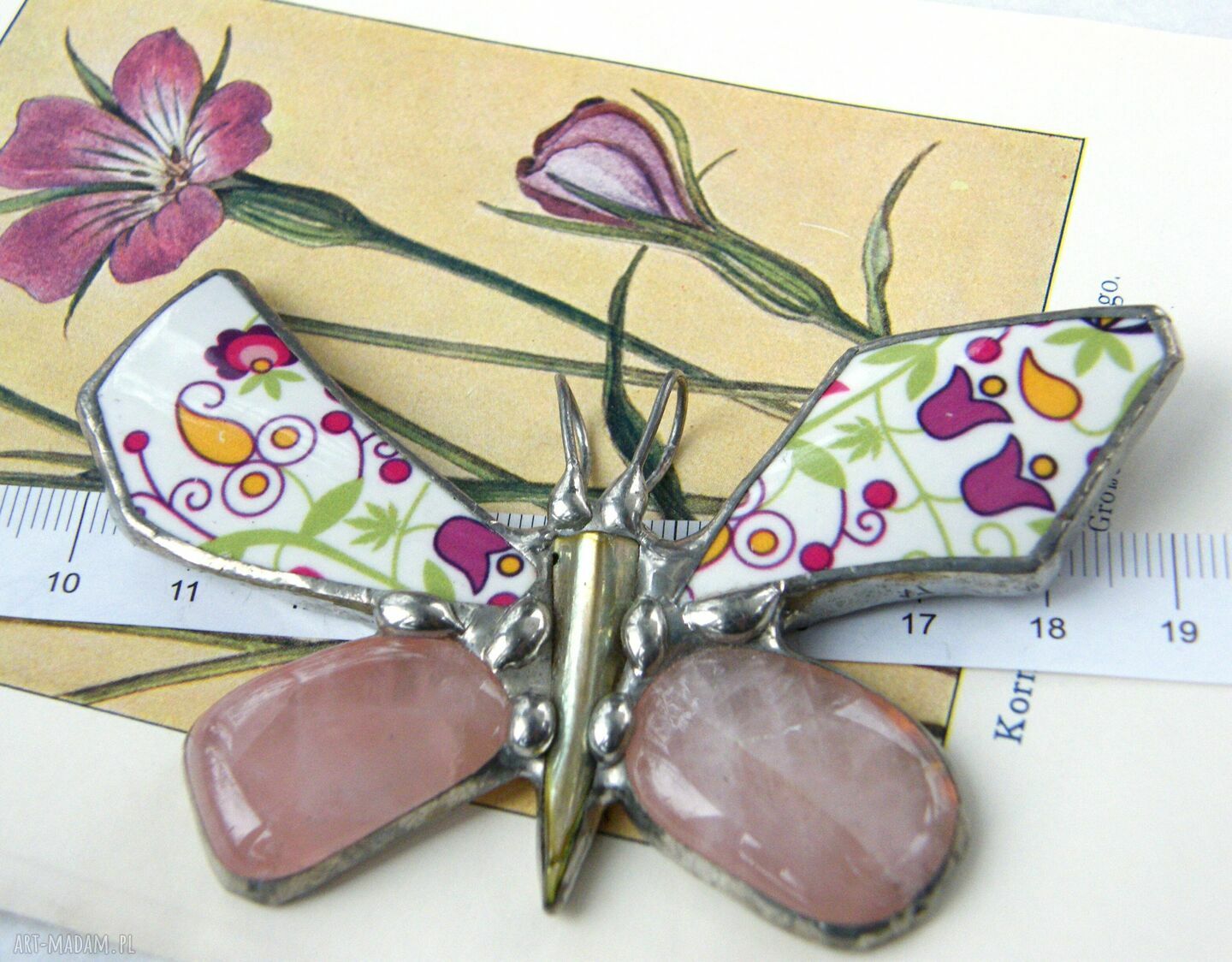 Wisiorek folk: motyl z kwarcem różowym (amulet)