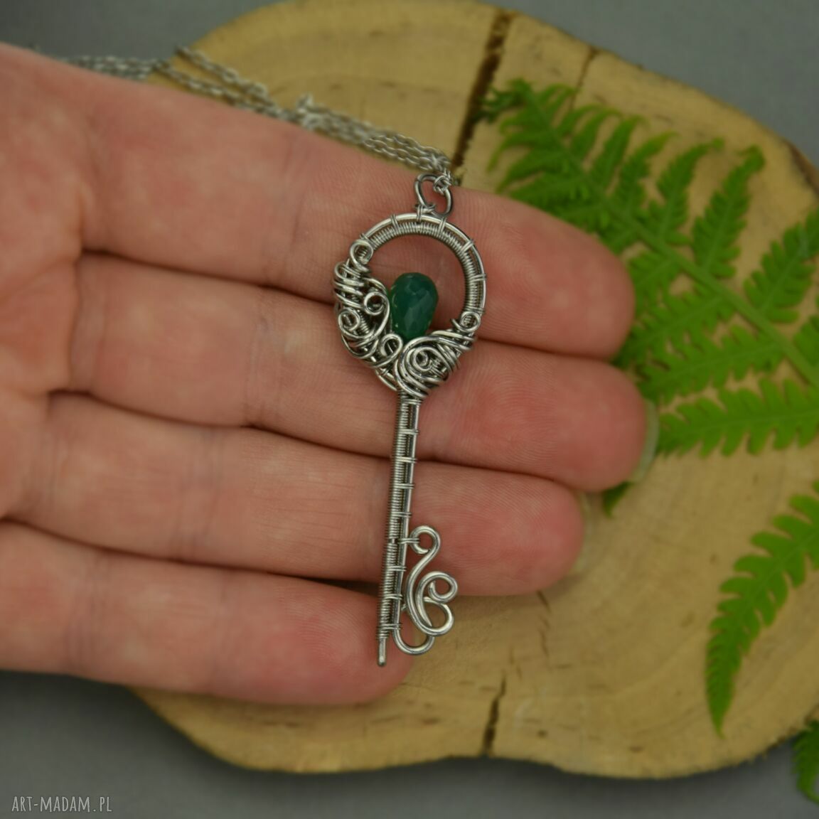 Wisiorek klucz z zielonym onyks - handmade wire wrapping