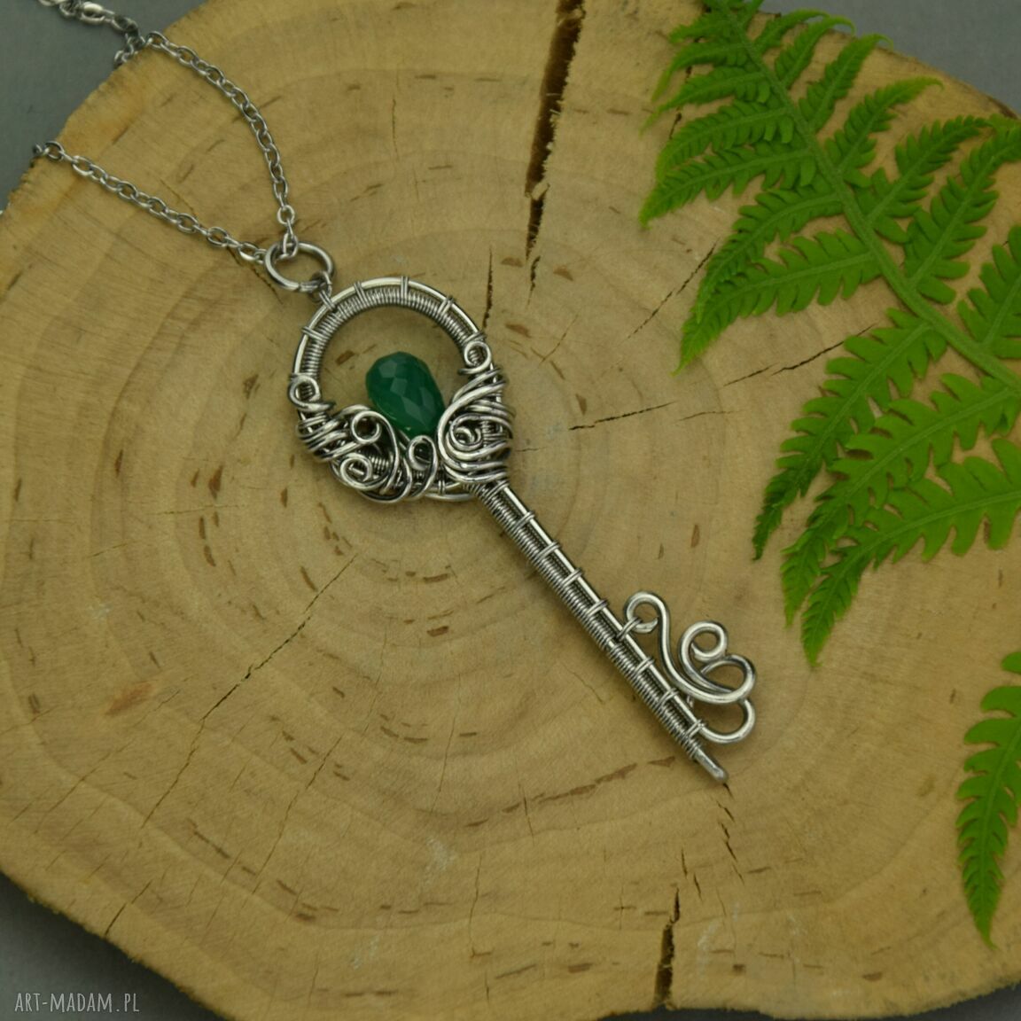 Wisiorek klucz z zielonym onyks - handmade wire wrapping