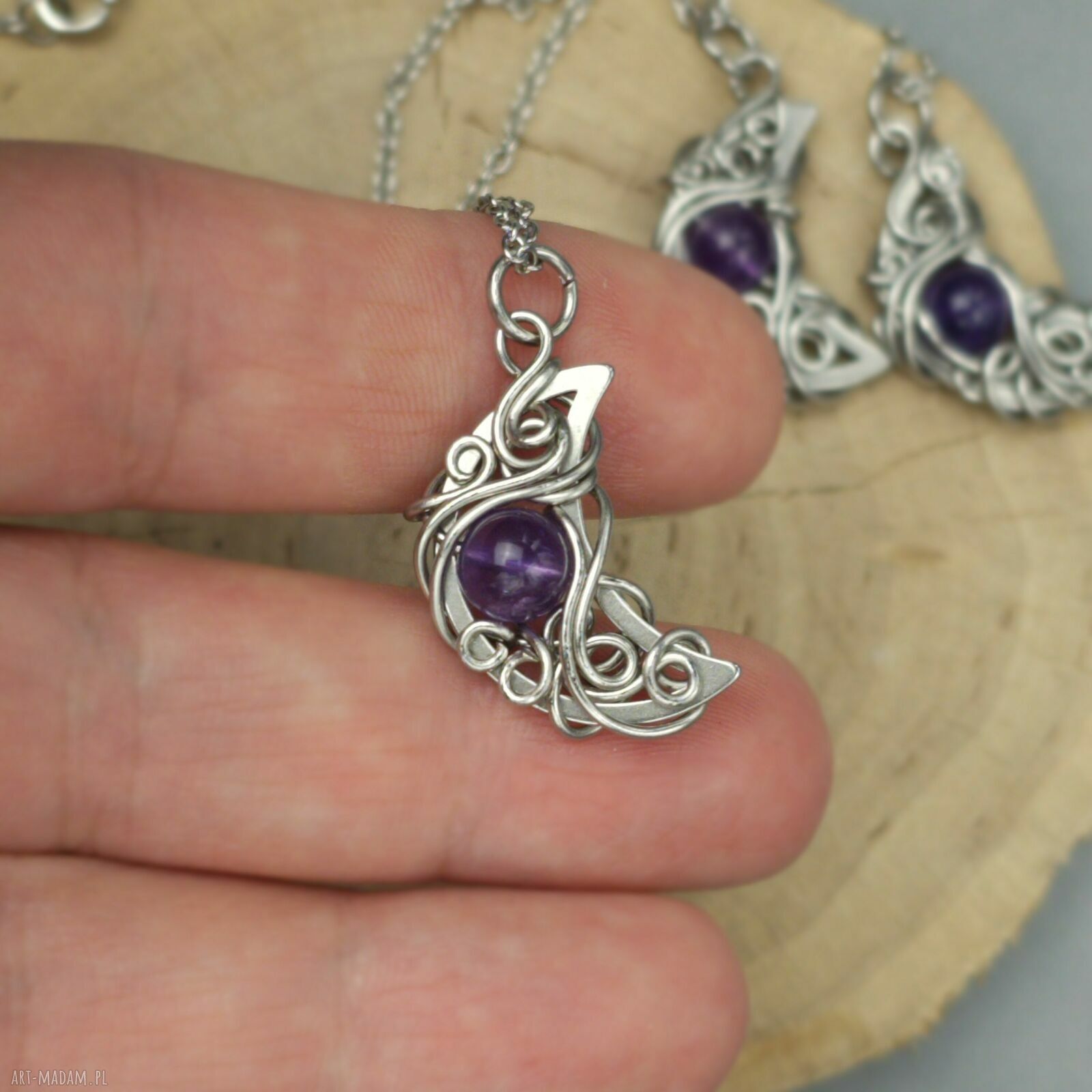 Wisiorek księżyc fioletowy ametyst - lunula wire wrapping ze stali chirurgicznej