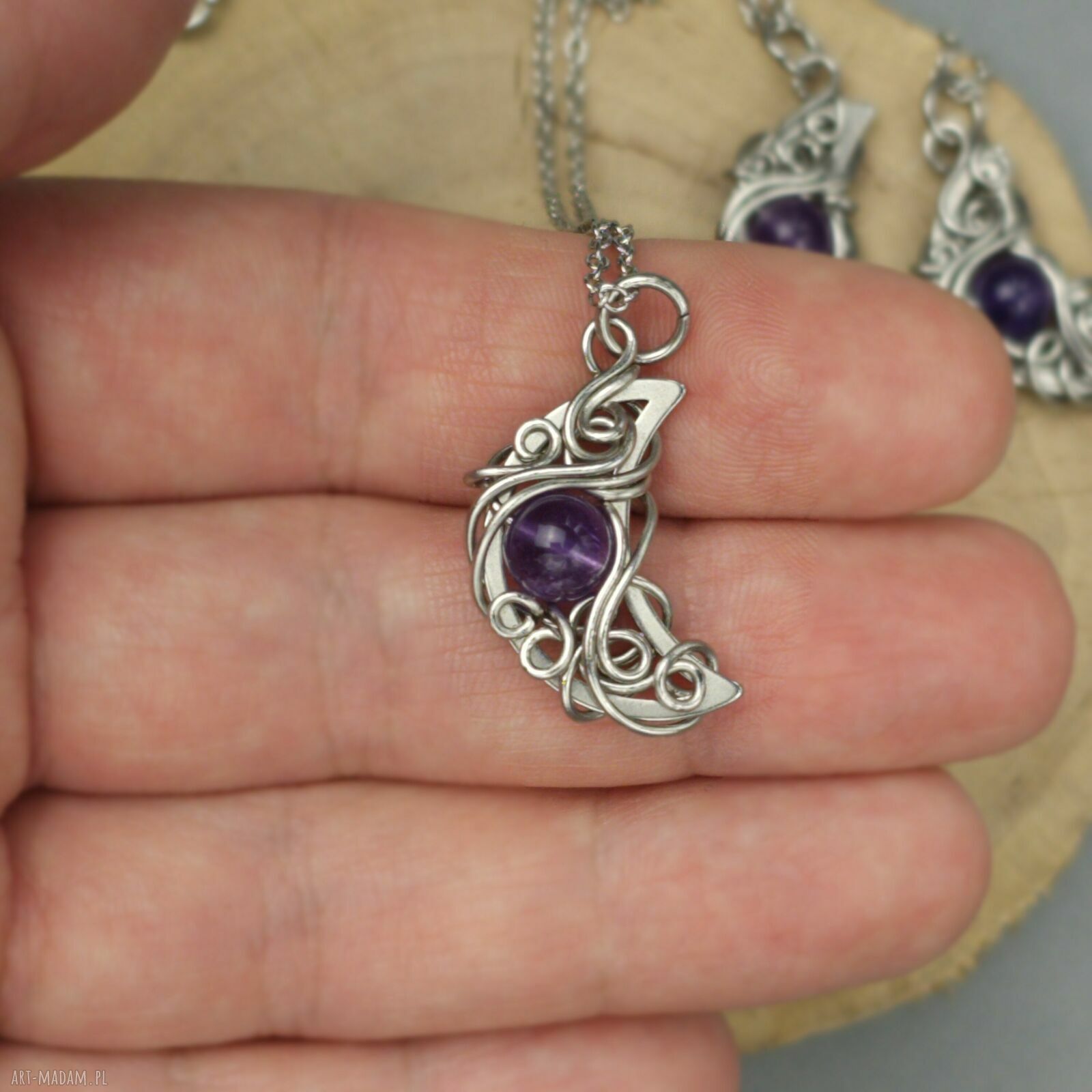 Wisiorek księżyc fioletowy ametyst - lunula wire wrapping ze stali chirurgicznej