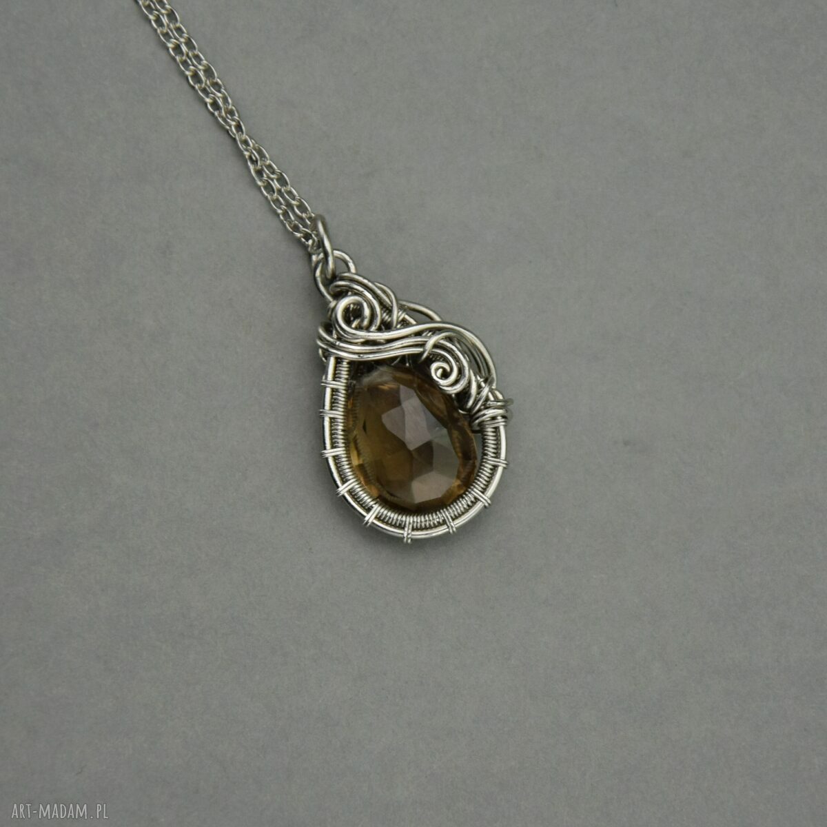 Wisiorek z kwarcem dymnym wire wrapping ze stali chirurgicznej - prezent dla niej