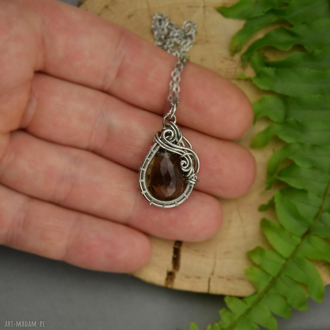 Wisiorek z kwarcem dymnym wire wrapping ze stali chirurgicznej - prezent dla niej