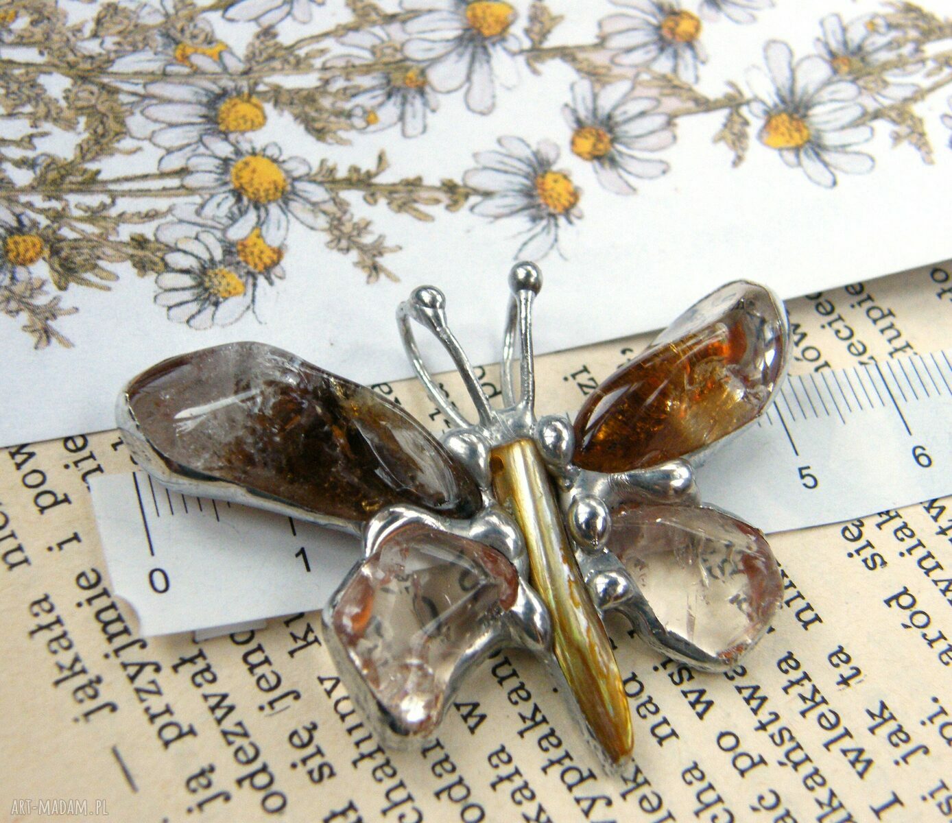 Wisiorek mały motyl z miodowym cytrynem - amulet na szczęście