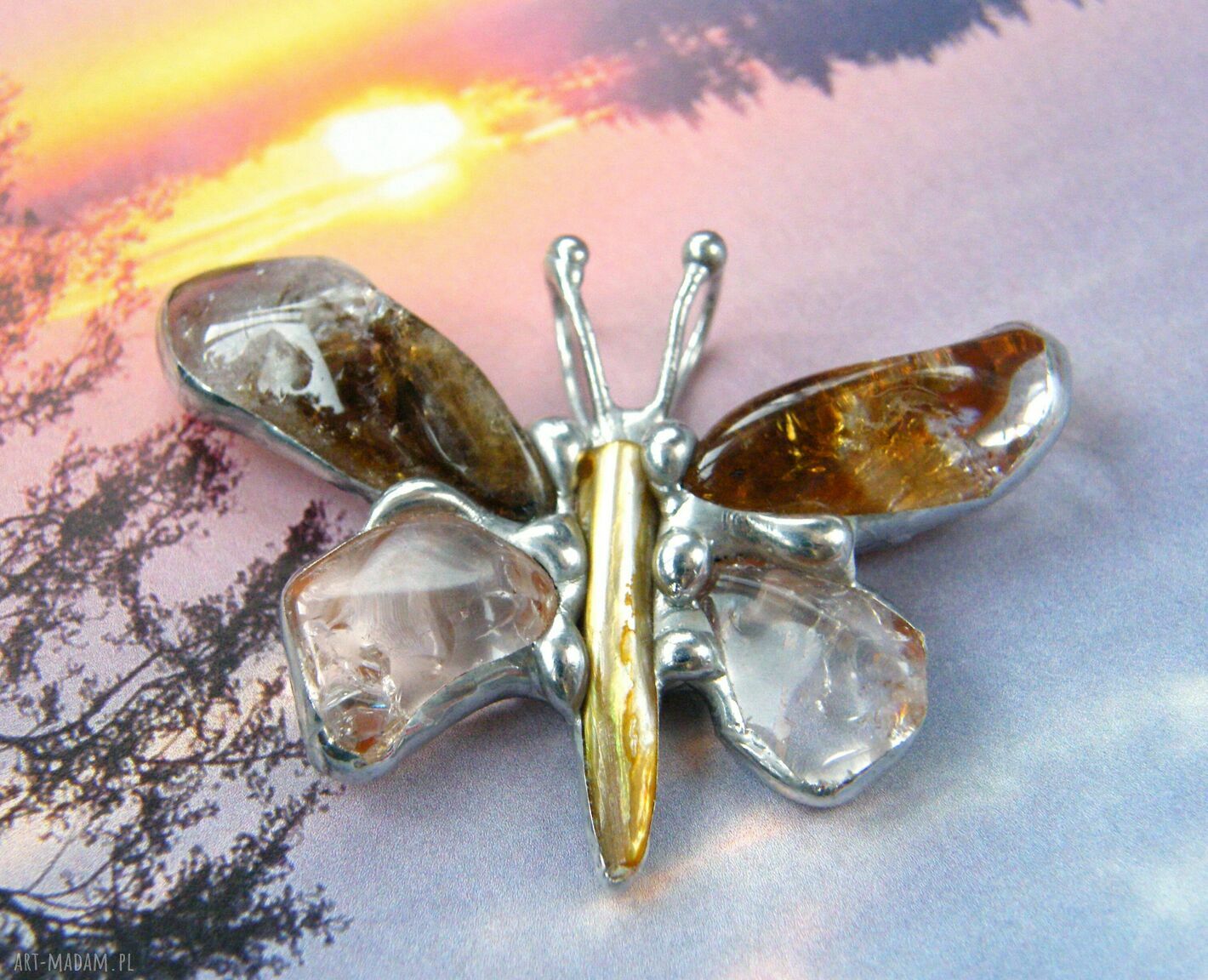 Cytrynowy wisiorek - mały motyl z cytrynem i kamieniami