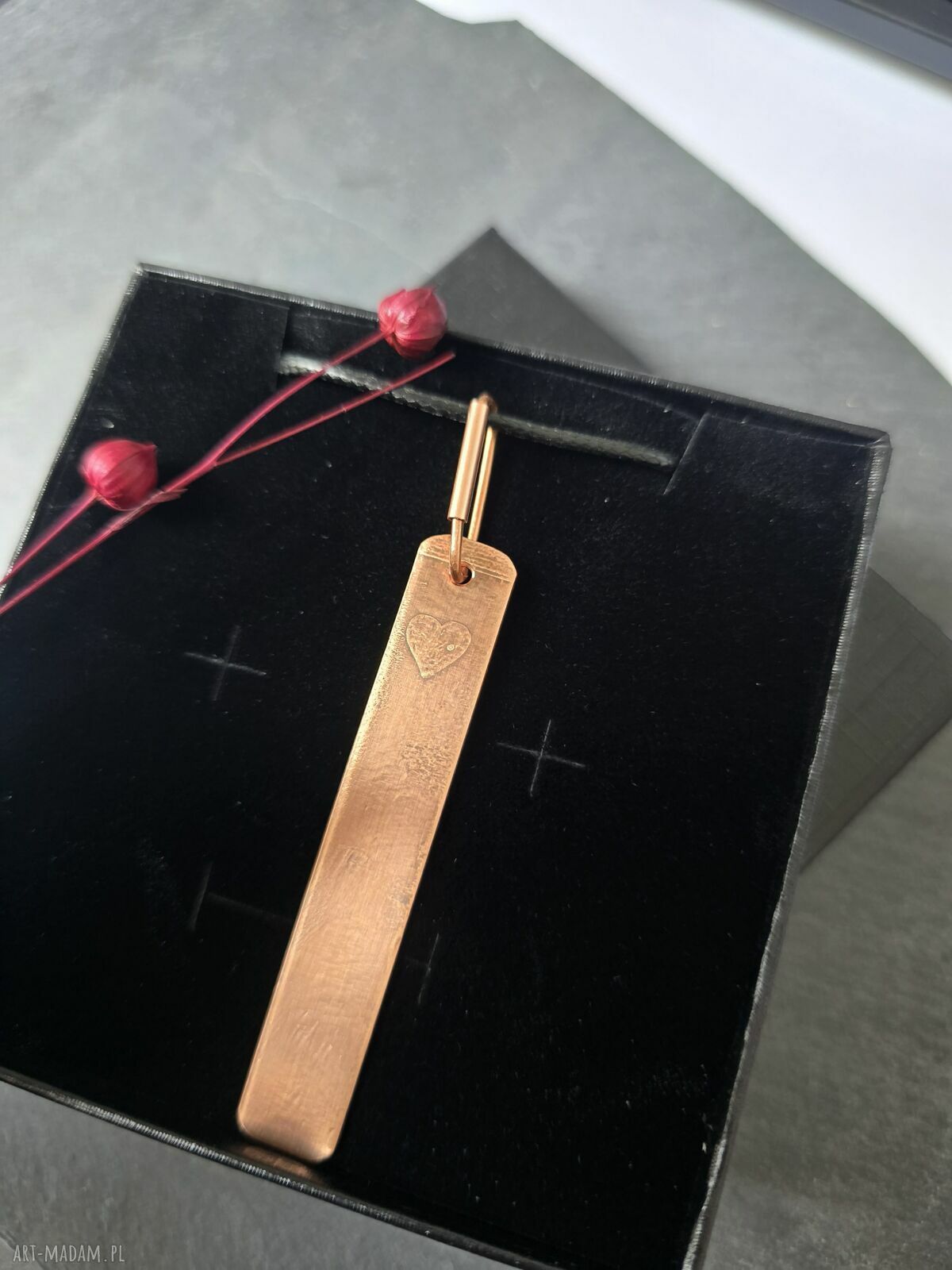 Minimalistyczny wisiorek miedziany z sercem 1 cm