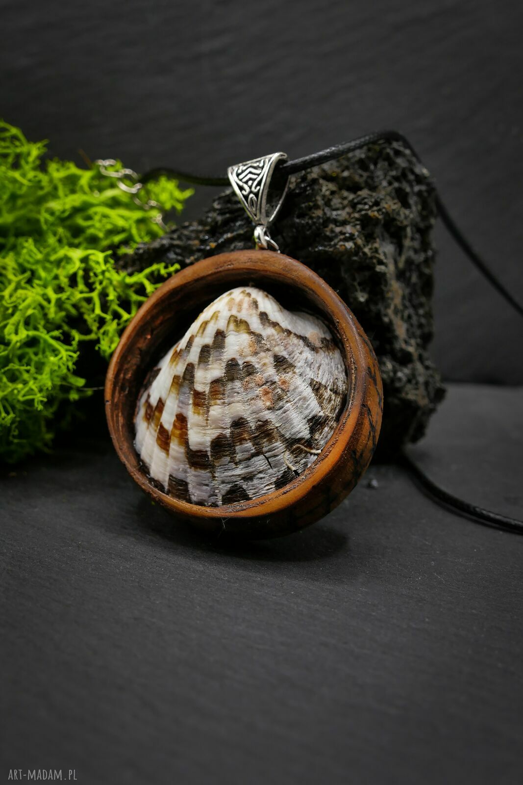 Wisiorek „Muszla morska” z brzozy - pirografia i naturalna muszla