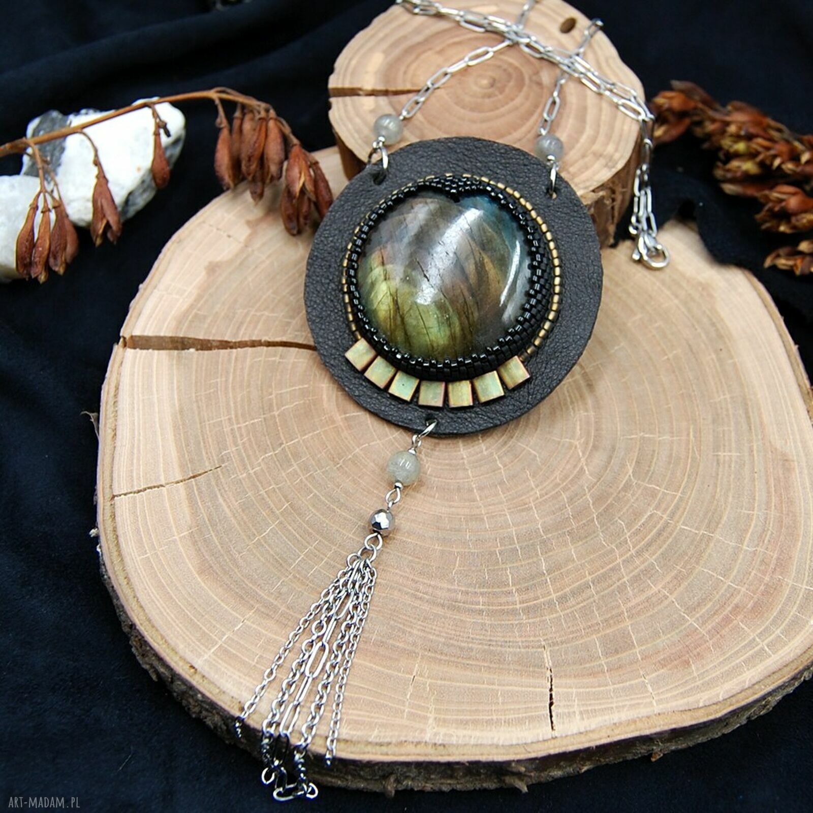 Skórzany wisior z tęczowym labradorytem handmade