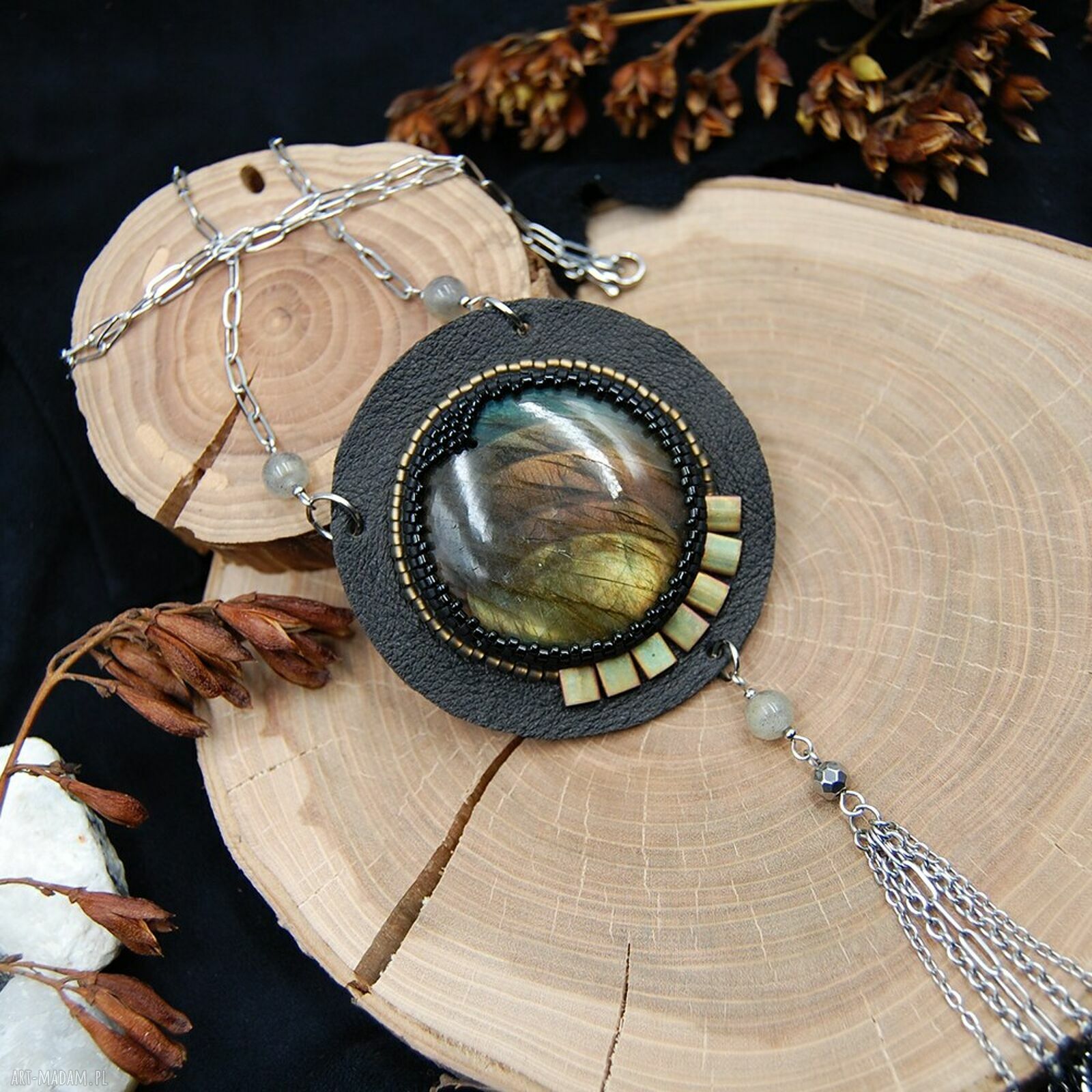 Skórzany wisior z tęczowym labradorytem handmade