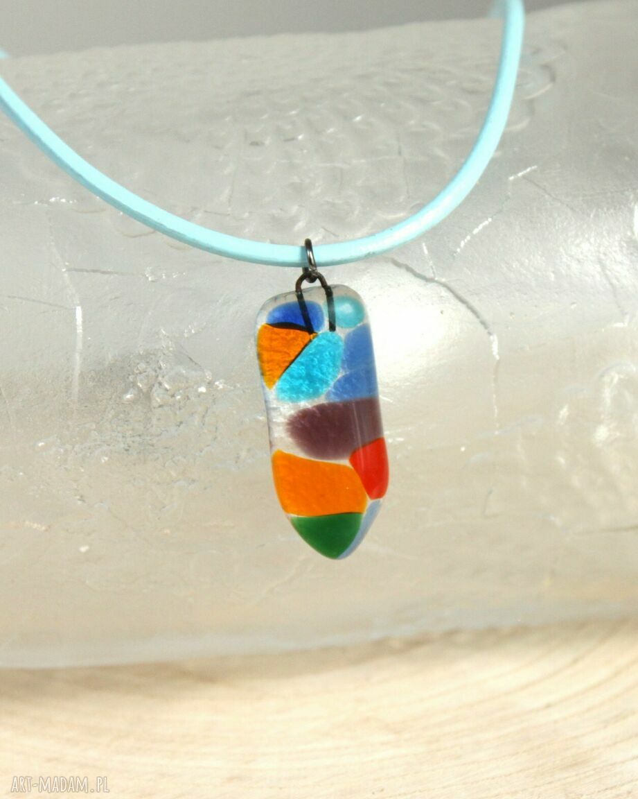 Jasnoniebieski szklany wisiorek na rzemyku - damski naszyjnik handmade