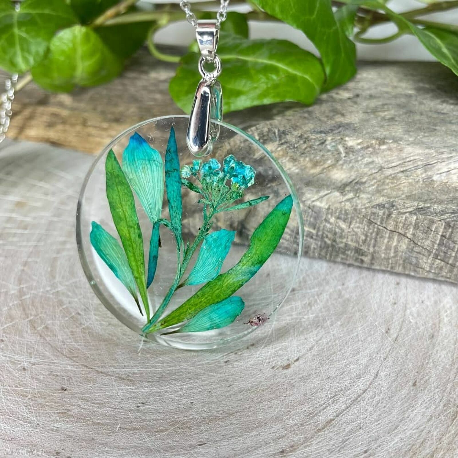 Wisiorek z prawdziwymi kwiatami w żywicy - rękodzieło Herbarium Jewelry