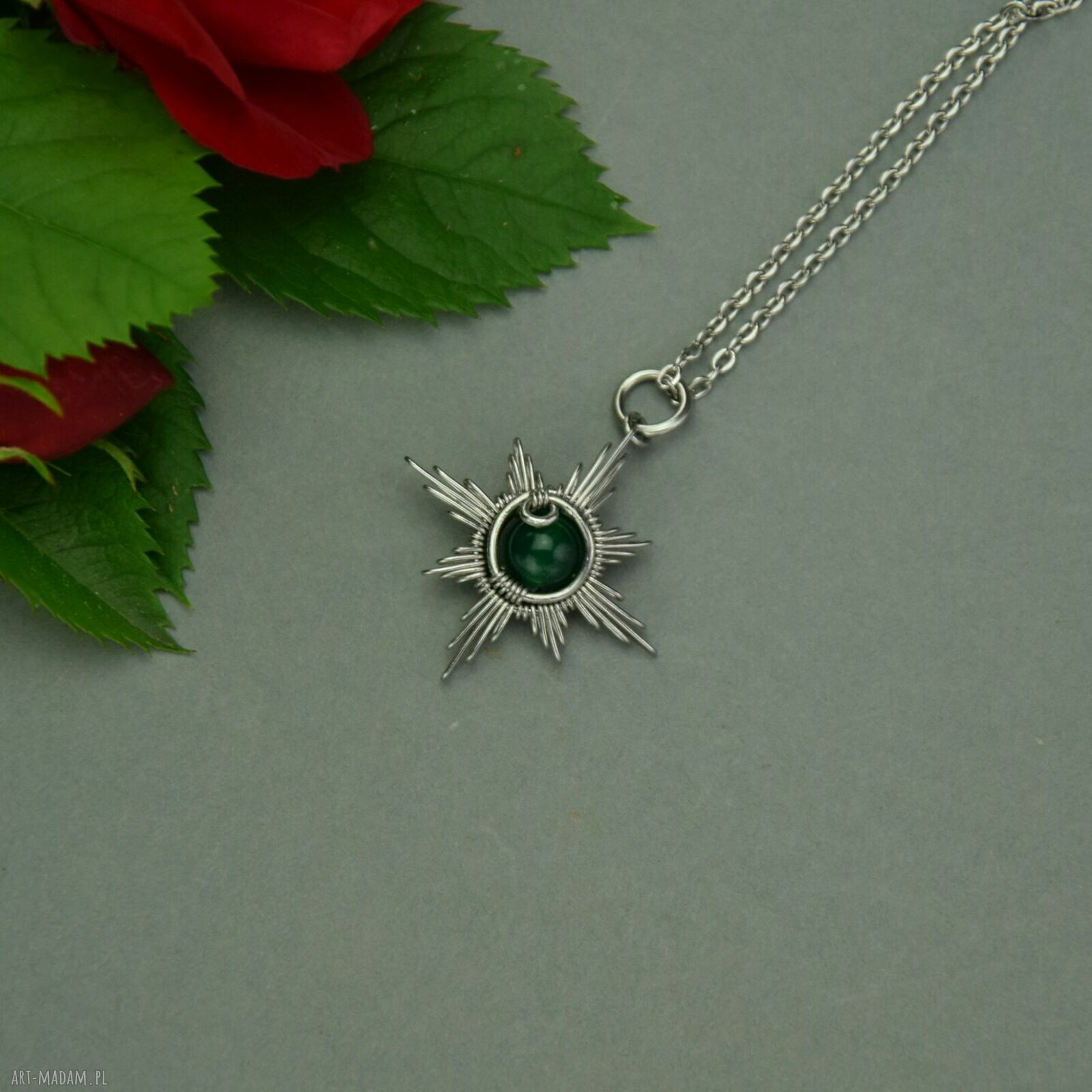 Wisiorek róża wiatrów z zielonym onyksem - ręczny wire wrapping