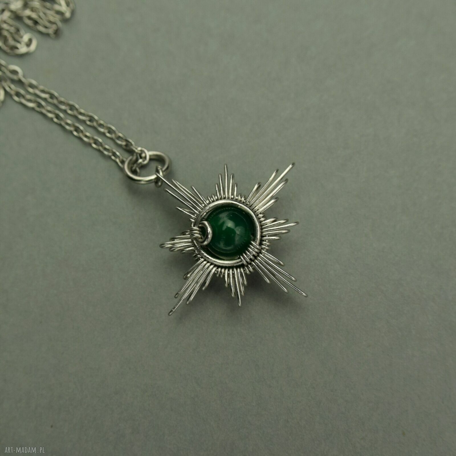 Wisiorek róża wiatrów z zielonym onyksem - ręczny wire wrapping