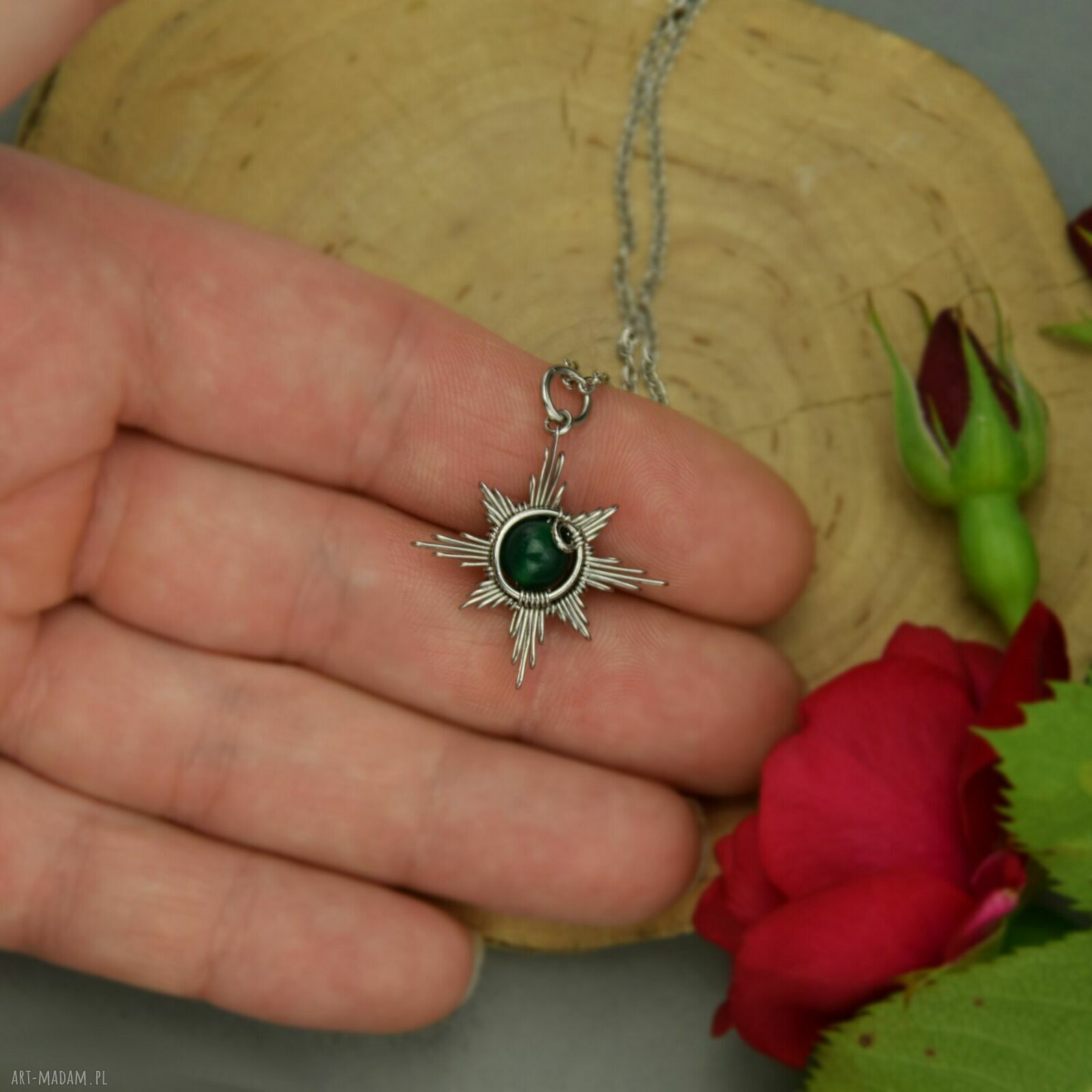 Wisiorek róża wiatrów z zielonym onyksem - ręczny wire wrapping