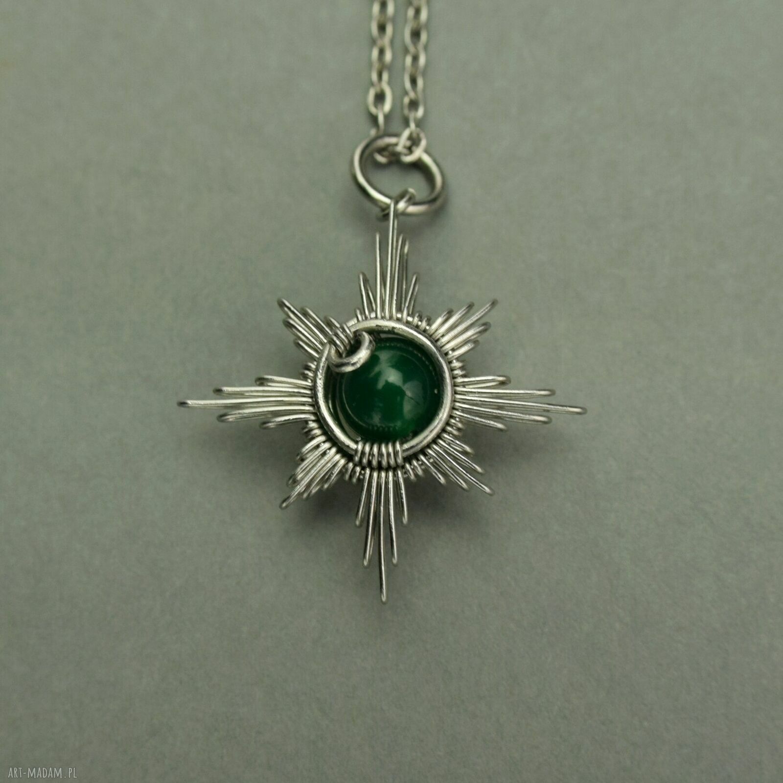 Wisiorek róża wiatrów z zielonym onyksem - ręczny wire wrapping