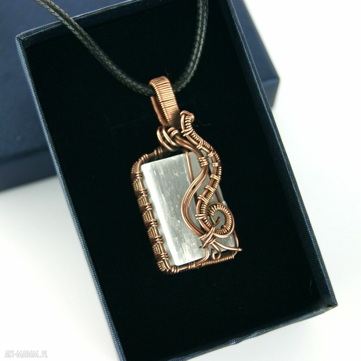 Wisiorek z selenitu w technice wire wrapping z miedzi