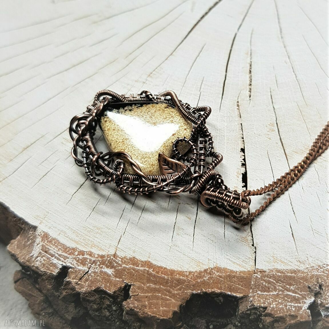 Wisiorek z bursztynowym serduszkiem - ręcznie wykonany wire-wrapping