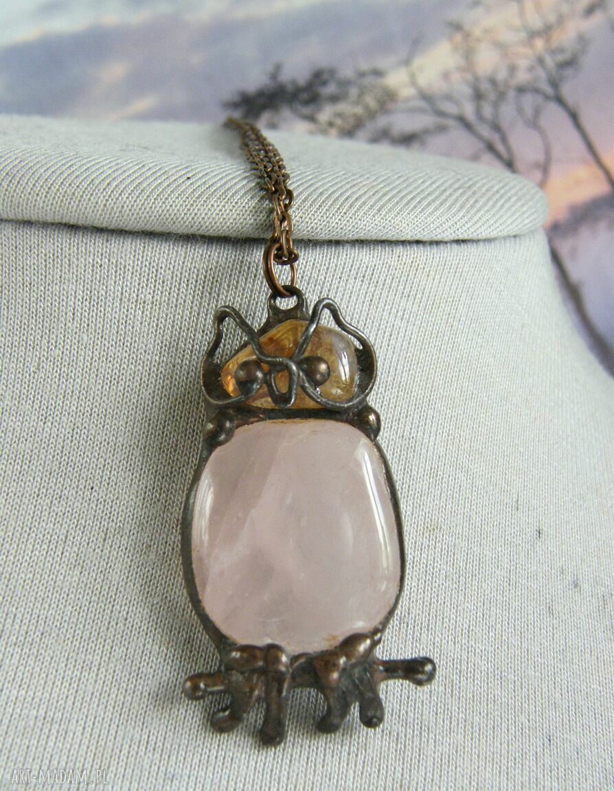 Naszyjnik sowa z kwarcem różowym - naturalny amulet na szczęście