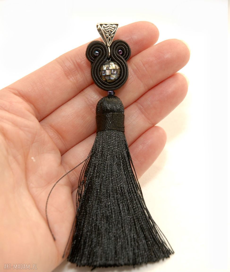 Czarny wisiorek sutasz z muszlą paua i chwostem - handmade