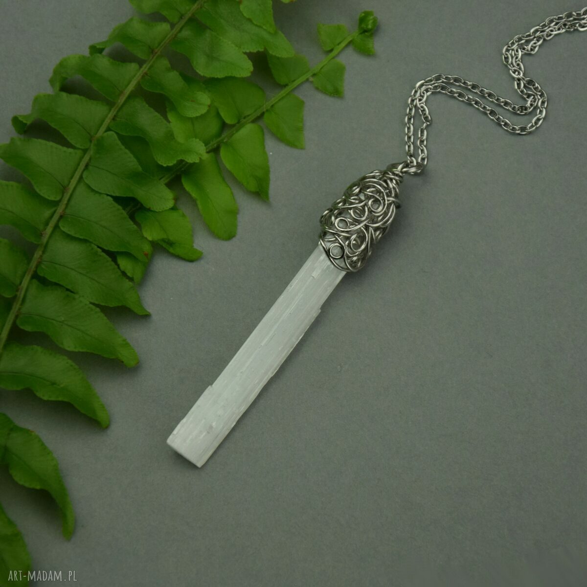 Wisiorek talizman z surowego selenitu - kamień księżycowy w wire wrapping