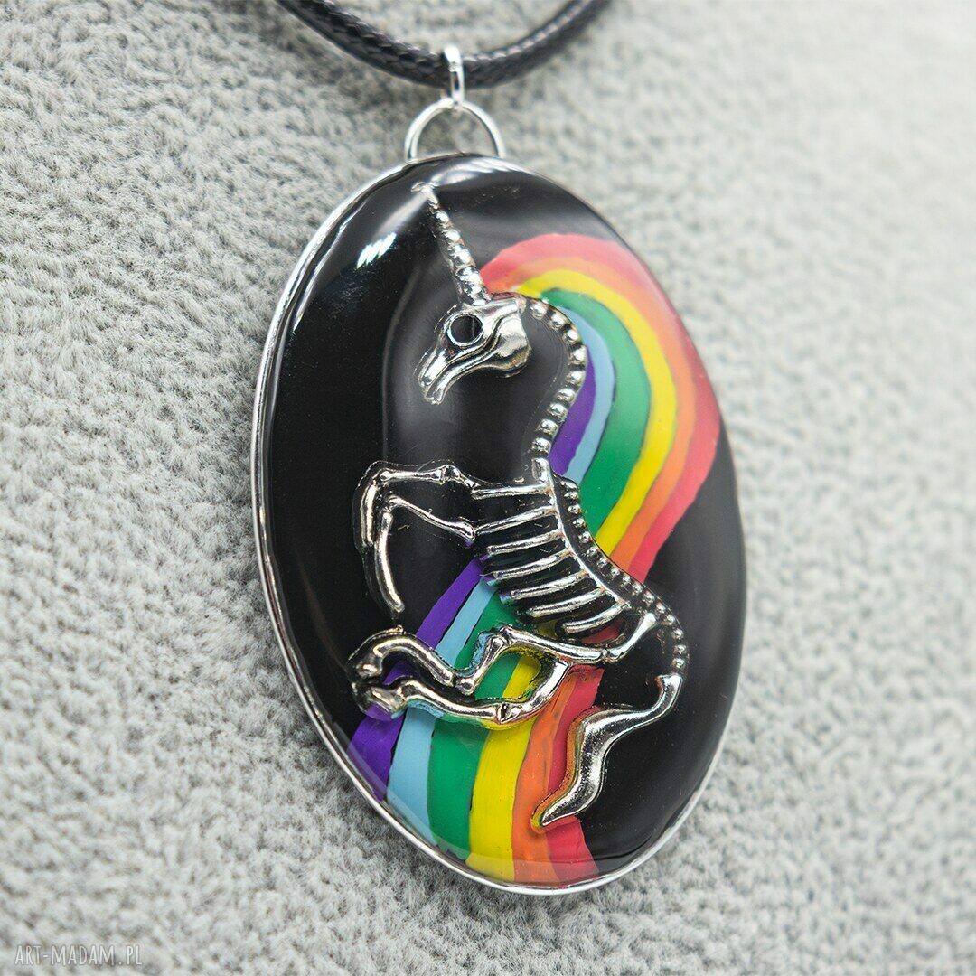 Wisiorek Pride z żywicy z jednorożcem - tęczowy, handmade